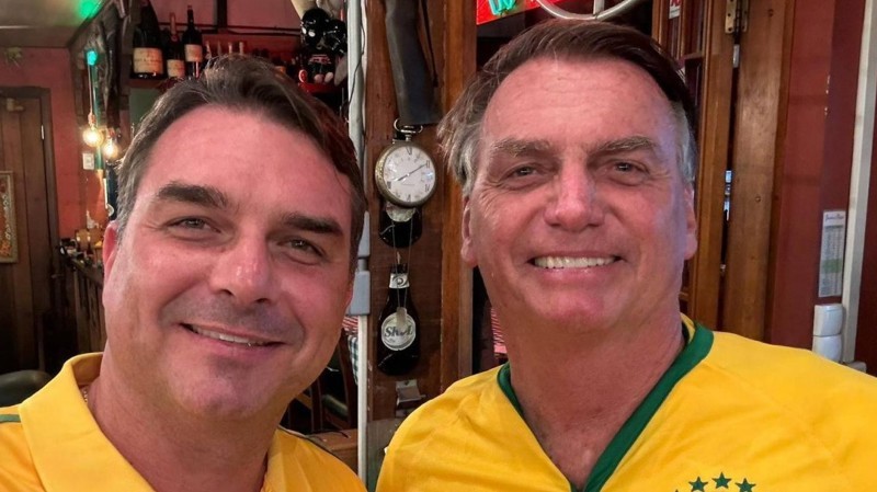 Bolsonaro recomenda cautela a Flávio sobre especulação de ministérios e sucessão no Congresso, dizem aliados
