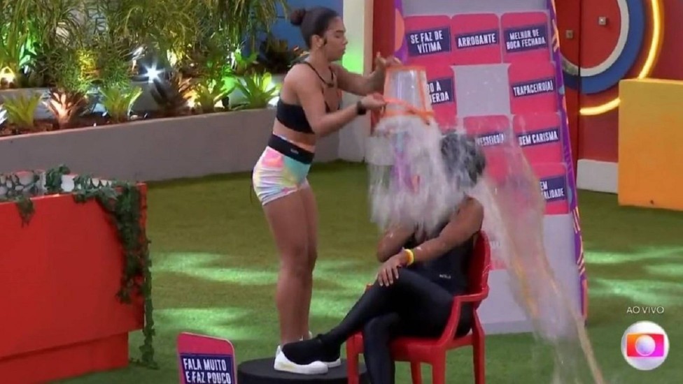 No 'BBB 22', Maria foi expulsa após bater com o balde na cabeça de Natália Deodato. Depois disso, os dummies passaram a ser os responsáveis por executar as punições do jogo da discórdia — Foto: Reprodução