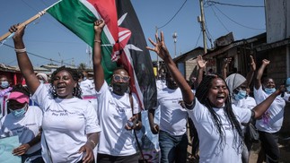 Defensoras dos direitos humanos de 26 organizações comunitárias marcham por direitos no Dia Internacional da Mulher, em Kibera, NairóbiAFP