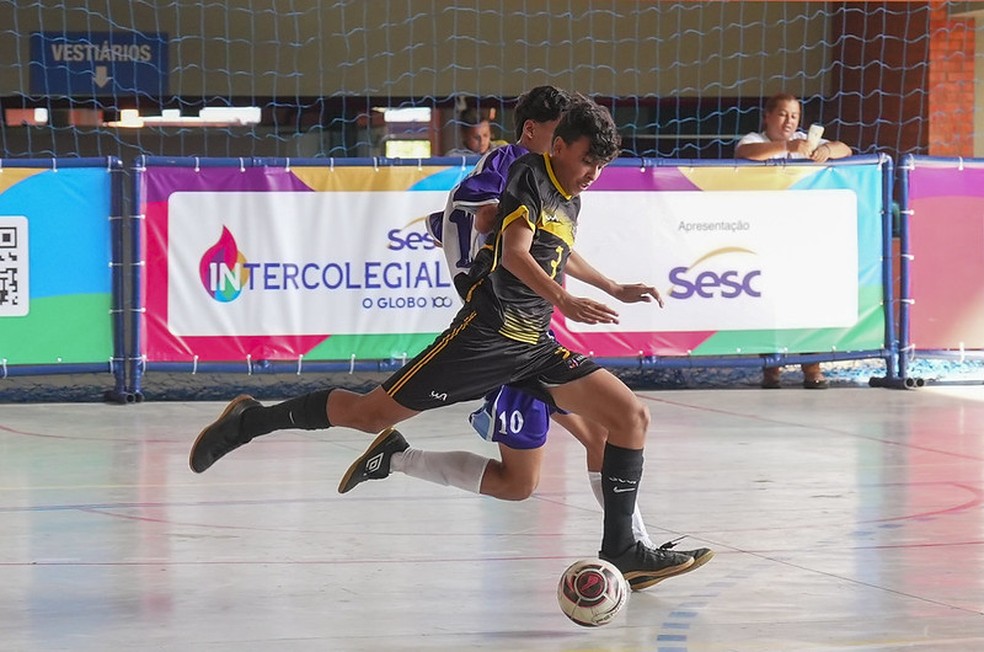 Atleta da escola Ceice, de Duque de Caxias, conduz a bola durante partida que sagrou a equipe campeã na categoria sub-15 do futsal — Foto: Joilson Marcone