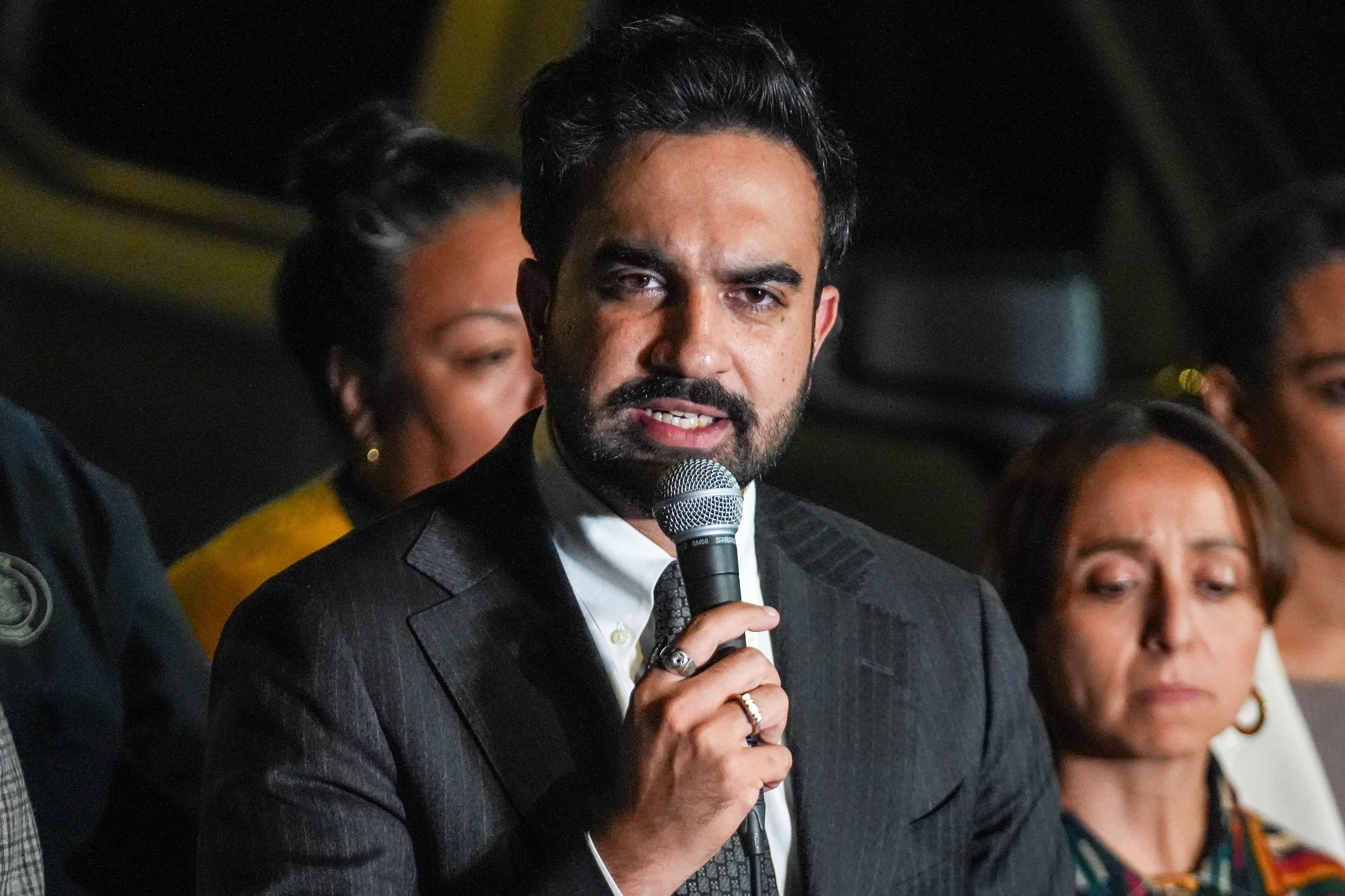 Prefeito de Nova York abre investigação sobre operação do ICE com suspeito baleado em frente a criança de 5 anos
