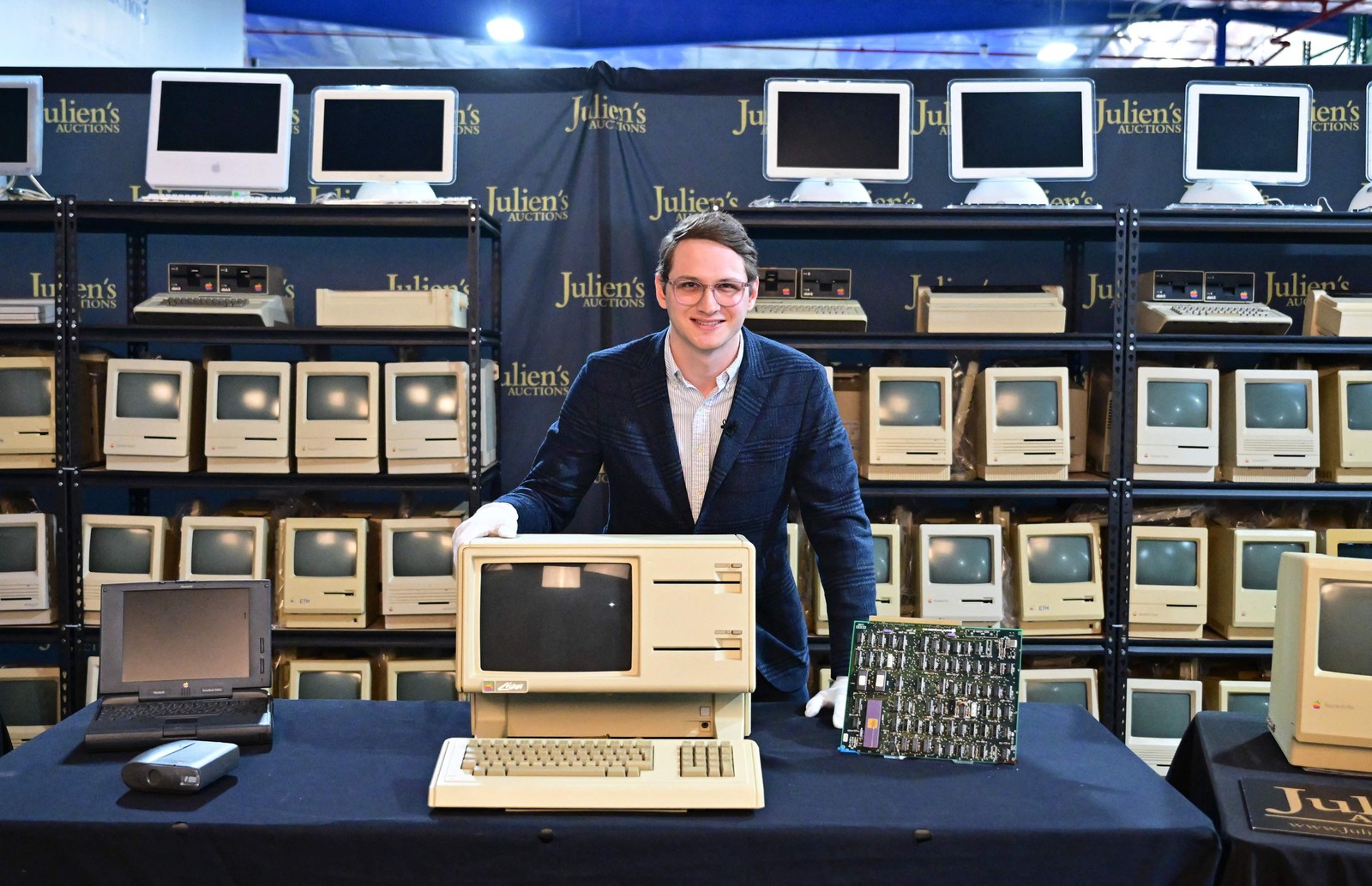 "Hanspeter Luzi Vintage Apple Archive" contém mais de 500 computadores e dispositivos da Apple reunidos ao longo de décadas  — Foto: Frederic J. BROWN / AFP