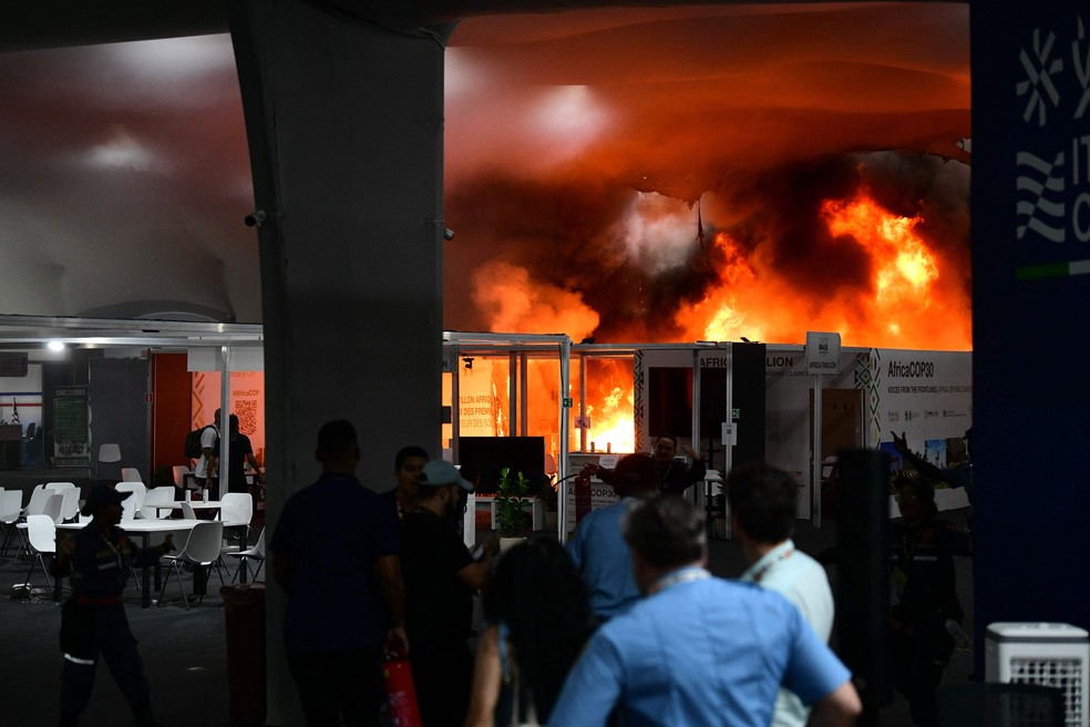 Incêndio atingiu a Zona Azul da COP30, em Belém, na tarde do dia 20 de novembro — Foto: Jacqueline Lisboa/AFP