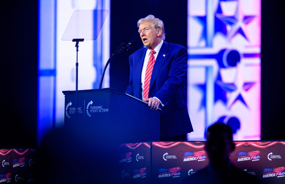 Presidente eleito dos EUA, Donald Trump, durante discurso em evento conservador em Phoenix — Foto: JOSH EDELSON / AFP