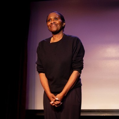 Morre Dee Freeman, atriz de 'Dexter', 'E.R.' e 'Arquivo X', aos 66 anos