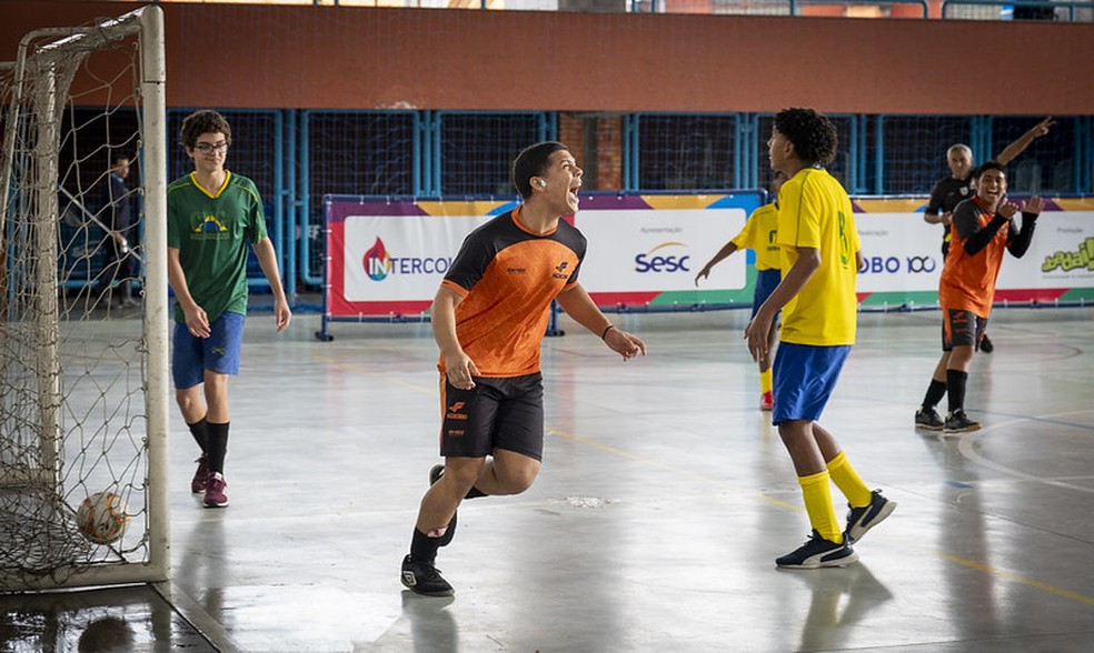 A Escola Guilherme da Silveira Filho, de Bangu, fez 12 a 0 contra o Colégio Vargem Grande — Foto: Joilson Marcone