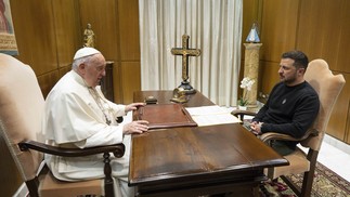 Encontro privado entre o Papa Francisco e o presidente ucraniano Volodymyr Zelensky — Foto: Handout / VATICAN MEDIA / AFP