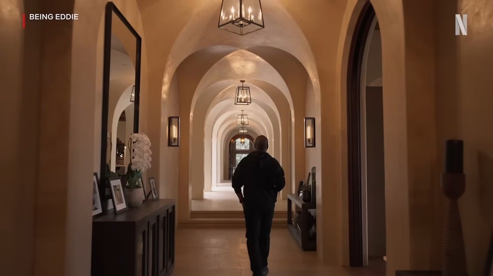 Um dos cômodos da casa de Eddie Murphy visto em'Eu, Eddie' — Foto: Reprodução Netflix