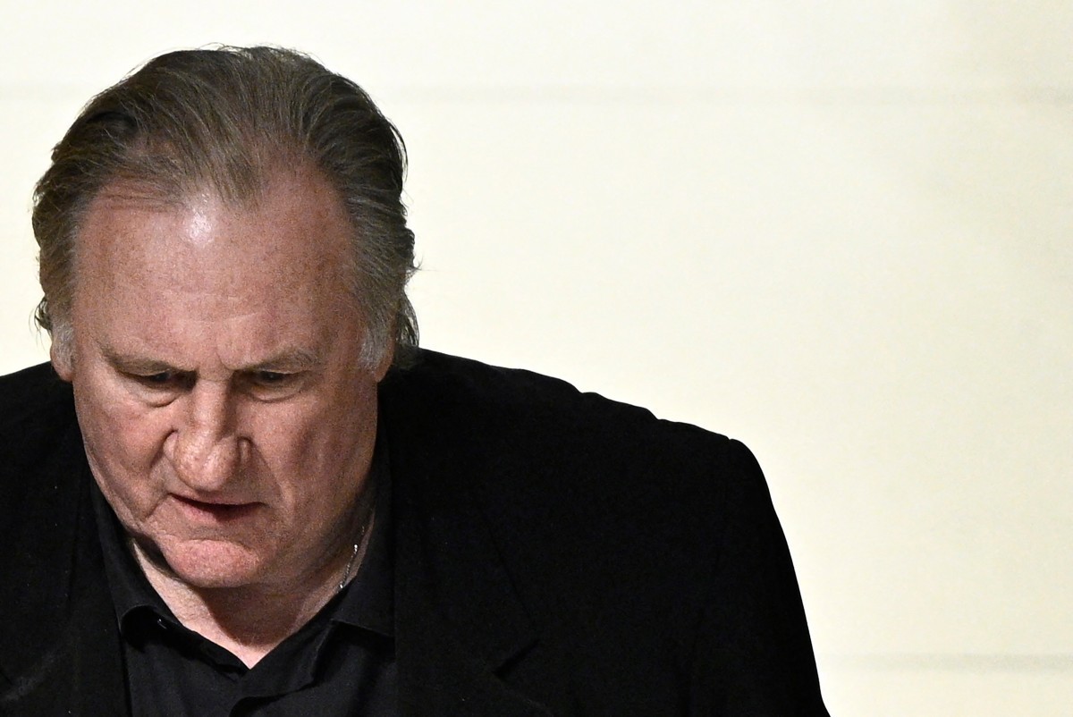 Gérard Depardieu no quarto dia de seu julgamento por agressão sexual contra duas mulheres — Foto: JULIEN DE ROSA / AFP