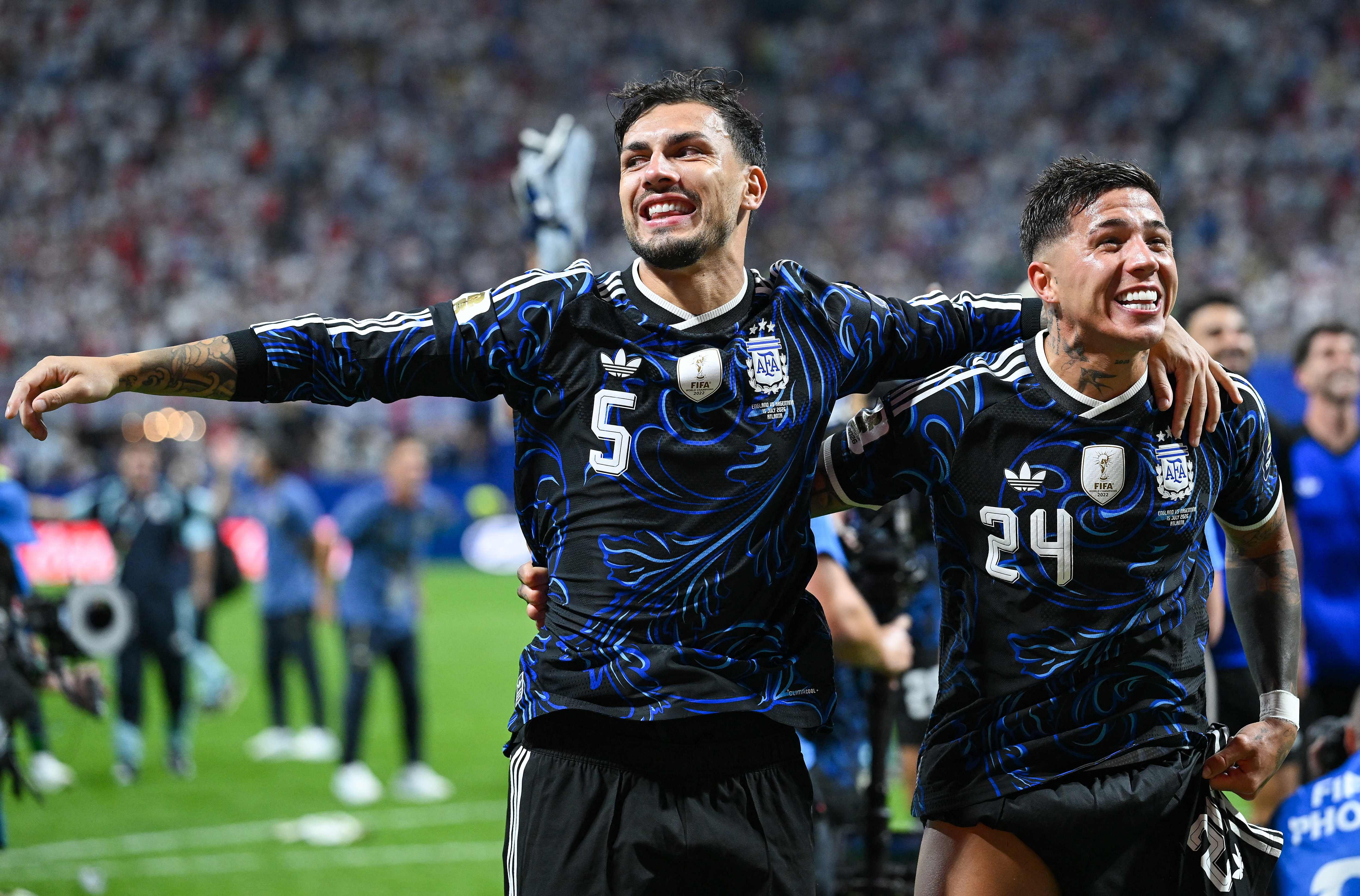 Jogadores argentinos exibem faixa das Malvinas após vitória sobre Inglaterra