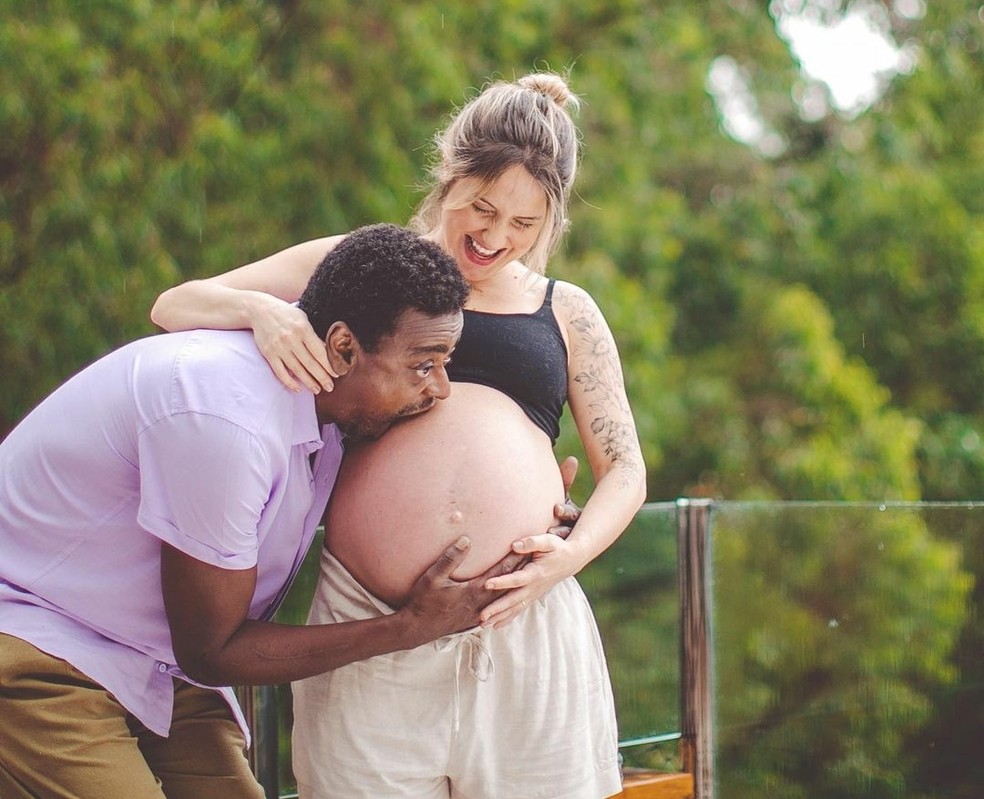 Seu Jorge com a mulher Karina Babieri nos meses finais da gestação de Samba — Foto: Reprodução/ Instagram