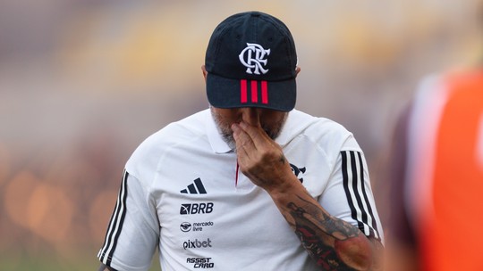 Diretoria do Flamengo sofre forte pressão para demitir Sampaoli antes de final, mas banca o técnico 