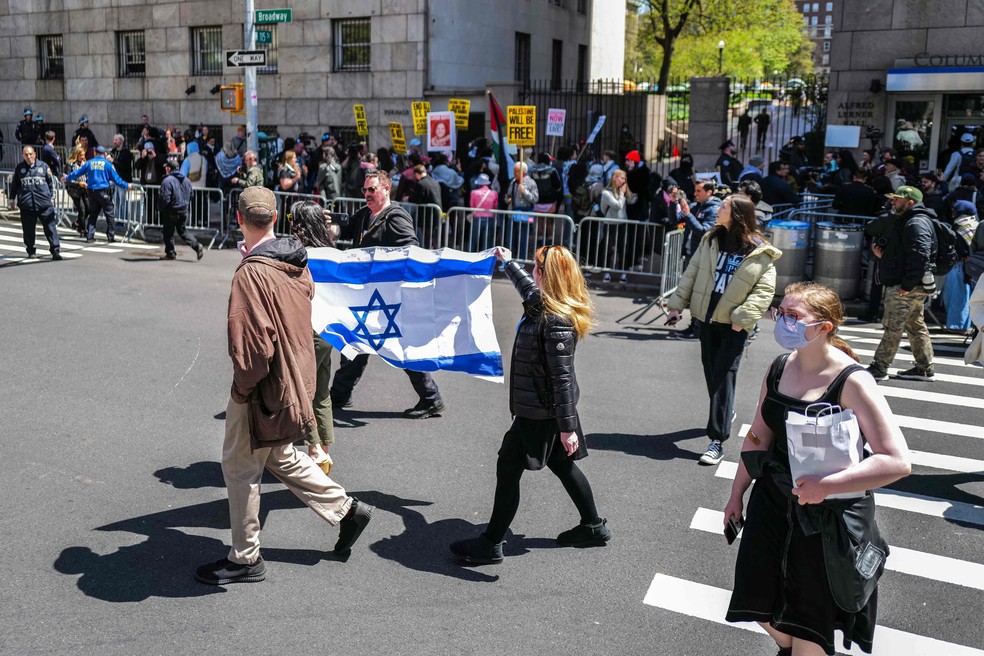 Manifestantes pró-Israel e pró-Palestina ficam frente a frente perto de uma das entradas do campus principal da Universidade Columbia, em Nova York — Foto: Charly TRIBALLEAU / AFP