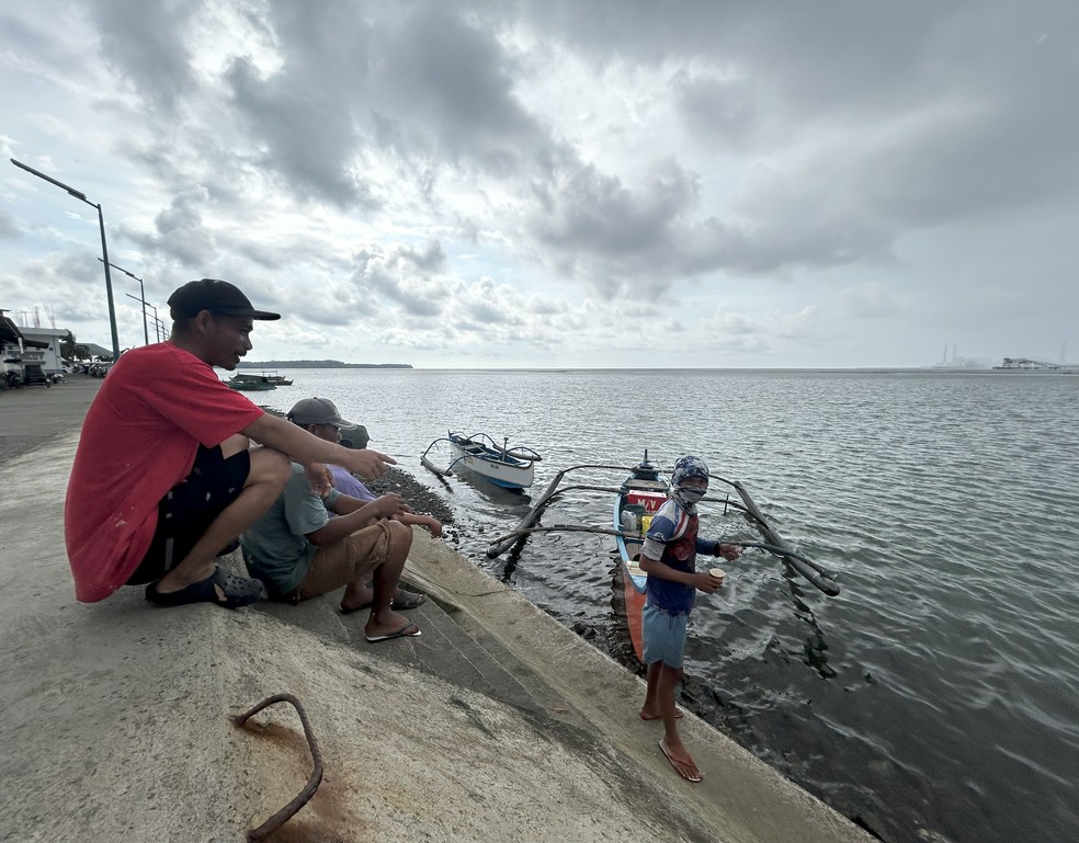 Pescadores de Masinloc, nas Filipinas, que perderam boa parte de seu sustento devido às patrulhas da guarda costeira chinesa — Foto: Marcelo Ninio/O Globo