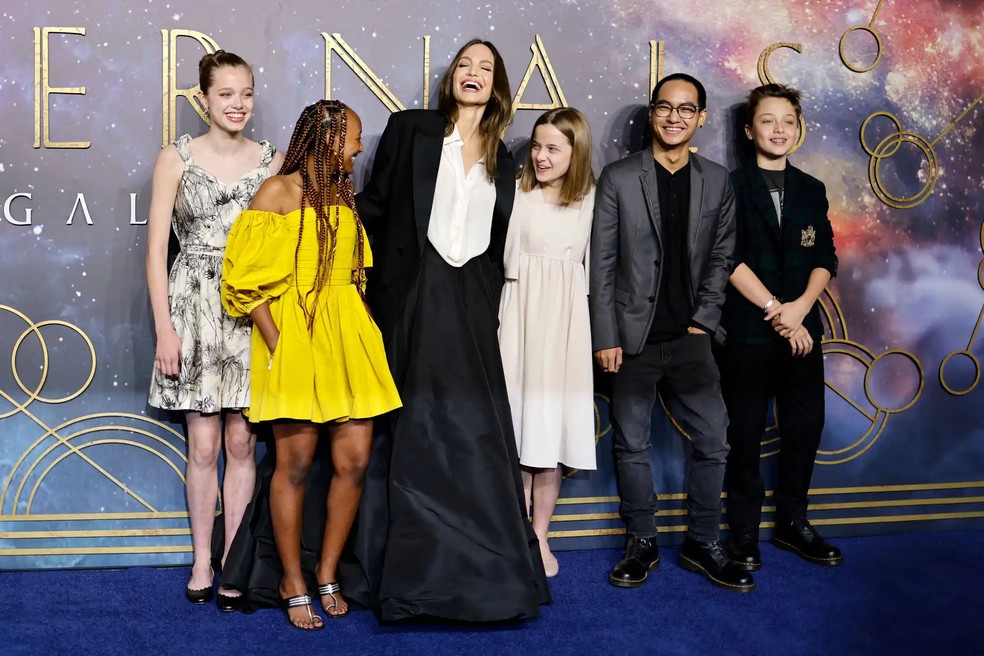 Angelina Jolie com Shiloh, Zahara, Vivienne, Maddox e Knox em 2021 — Foto: OLGA AKMEN/AFP