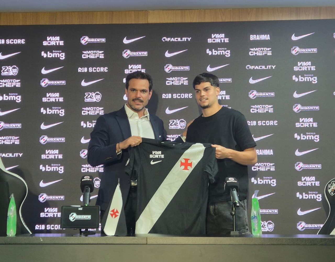 Paulinho é apresentado no Vasco e celebra oportunidade