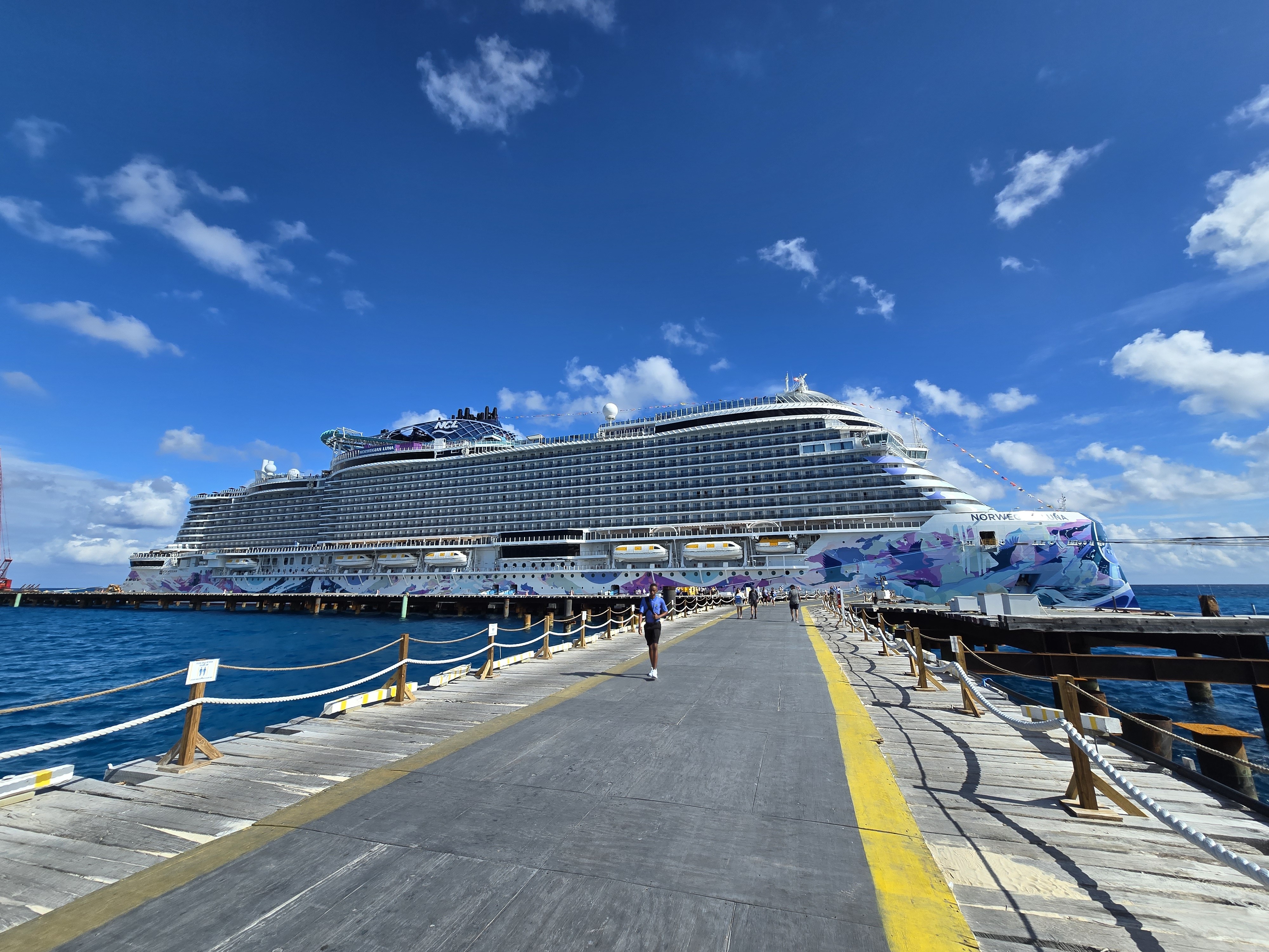 Toboágua 'turbinado' e clássicos de Elton John: como é fazer um cruzeiro no novo navio Norwegian Luna