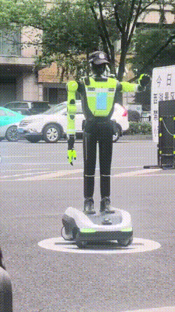‘Pode seguir’: China coloca robôs humanoides para controlar trânsito e transforma ruas em cena de ficção científica; veja vídeo