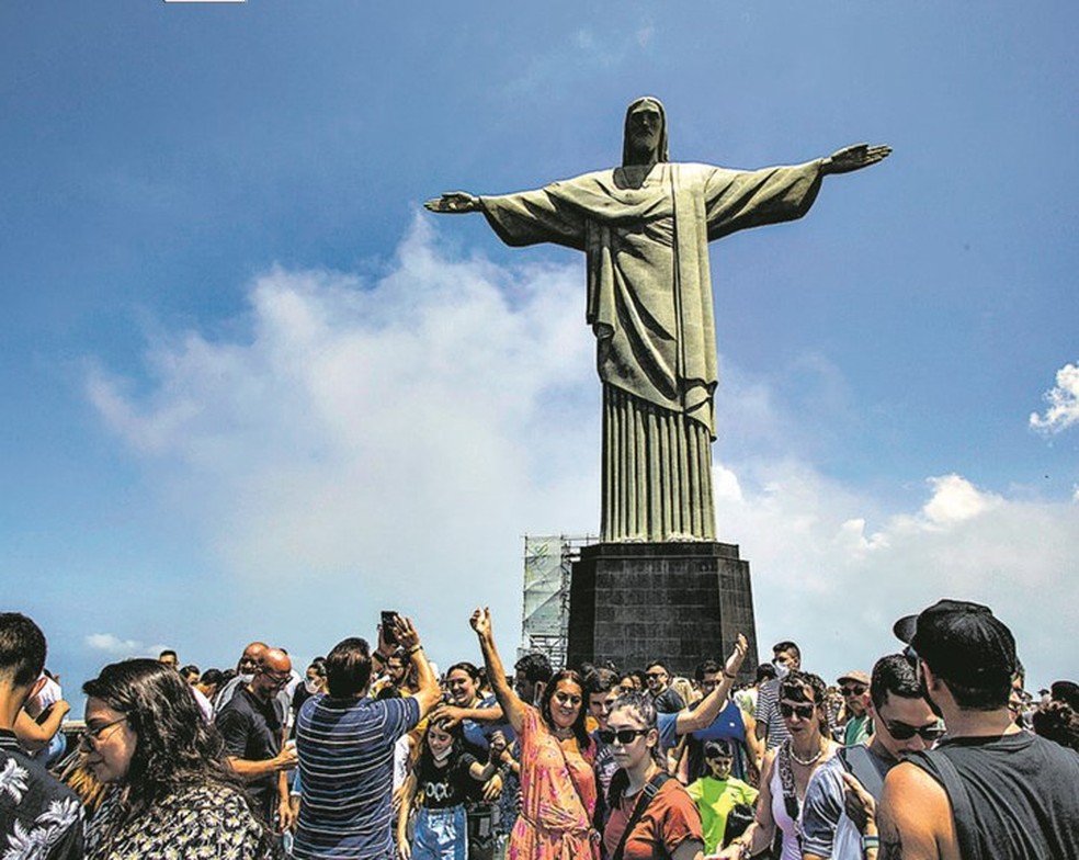 Visitantes lotam o Cristo Redentor no carnaval, mesmo sem blocos e Sapucaí: turismo ganha fôlego Guito Moreto/Agência O Globo — Foto:         