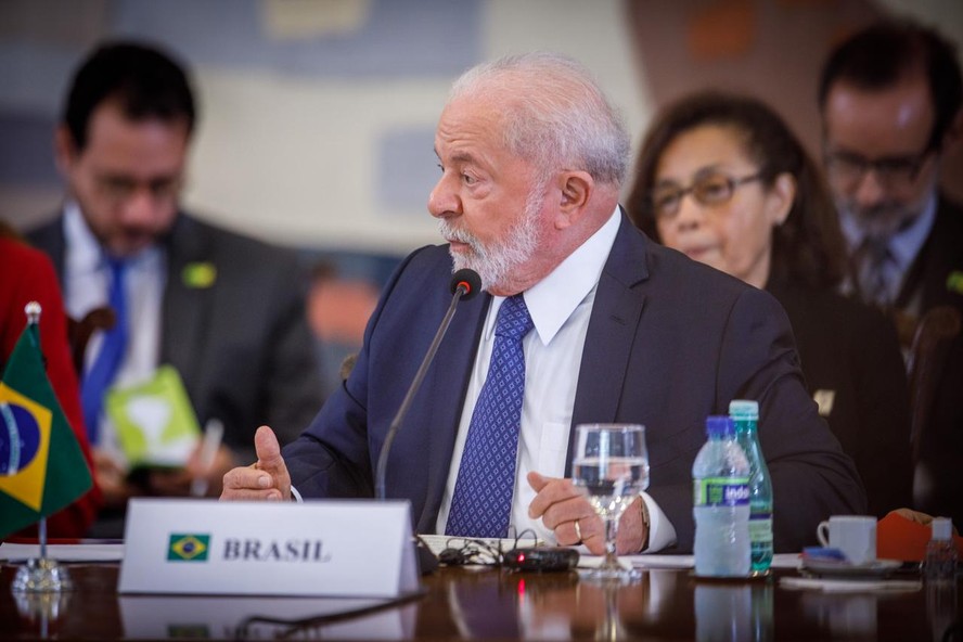 Lula discursa em cúpula com presidentes sul-americanos