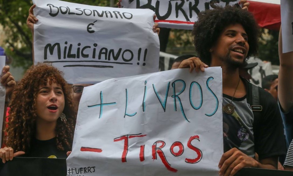 Mais livros, menos tiros, diz cartaz levado por estudantes para ato no RioAgência O Globo