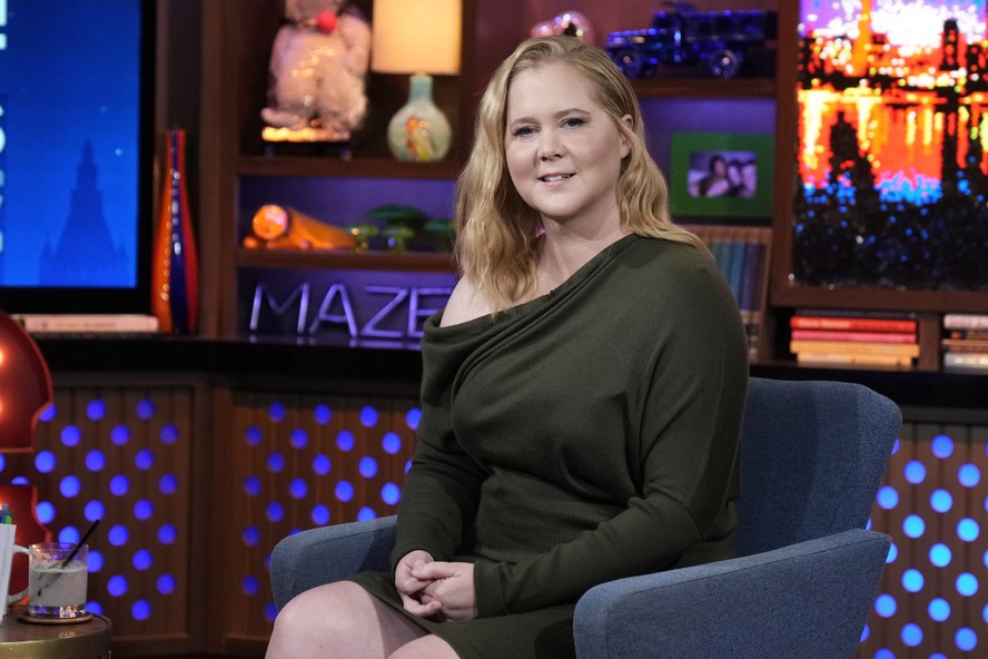 A atriz Amy Schumer no programa de TV “Watch What Happens Live with Andy Cohen”