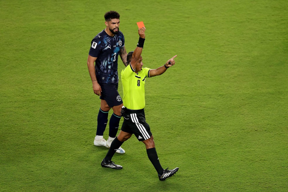 Juiz aplica cartão vermelho a Almirón, do Paraguai, por cobrir a boca ao falar com um jogador adversário — Foto: Stu Forster / GETTY IMAGES NORTH AMERICA / Getty Images via AFP