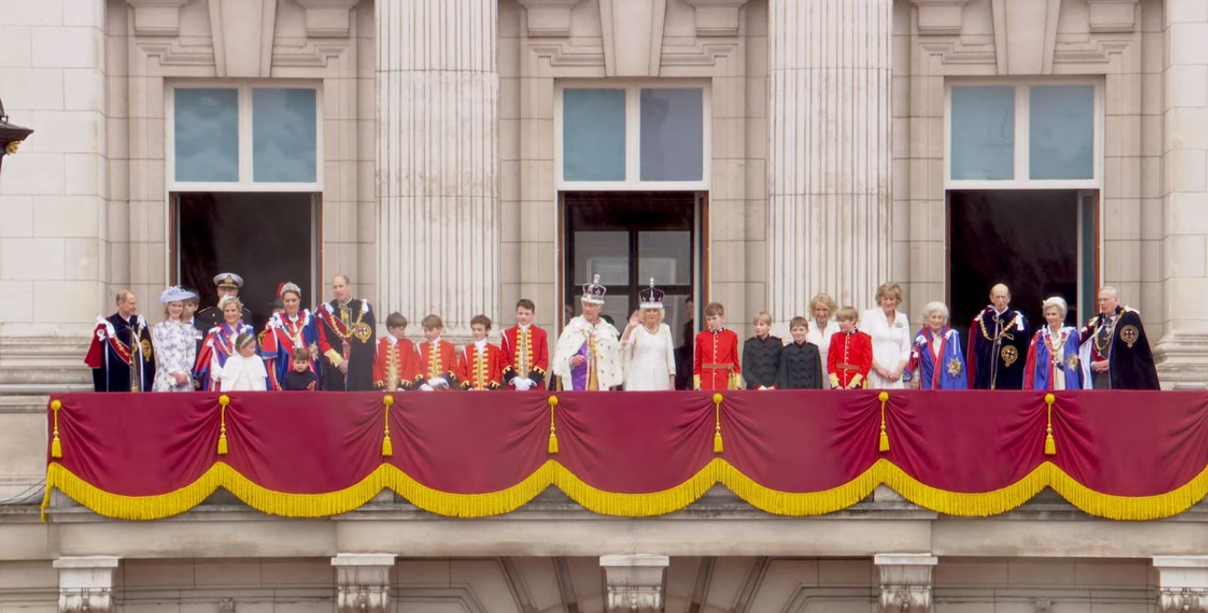 O rei Charles III e a família britânica na sacada do Palácio de Buckingham — Foto: Reprodução de vídeo