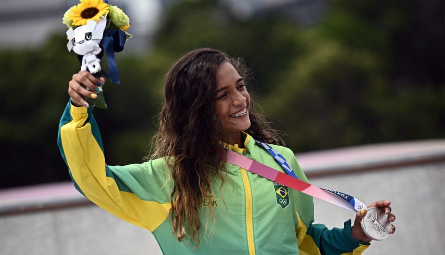 Rayssa Leal, de 13 anos, conquistou prata no Street Feminino e se torna a medalhista mais jovem do Brasil nos JogosAFP