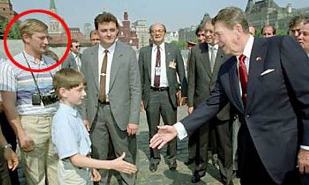 Ex-presidente americano Ronald Reagan cumprimenta supostos turistas em Moscou: entre eles estaria, disfarçado, Vladimir Putin, então agente da KGB — Foto: Reprodução / Skynews / Pete Souza