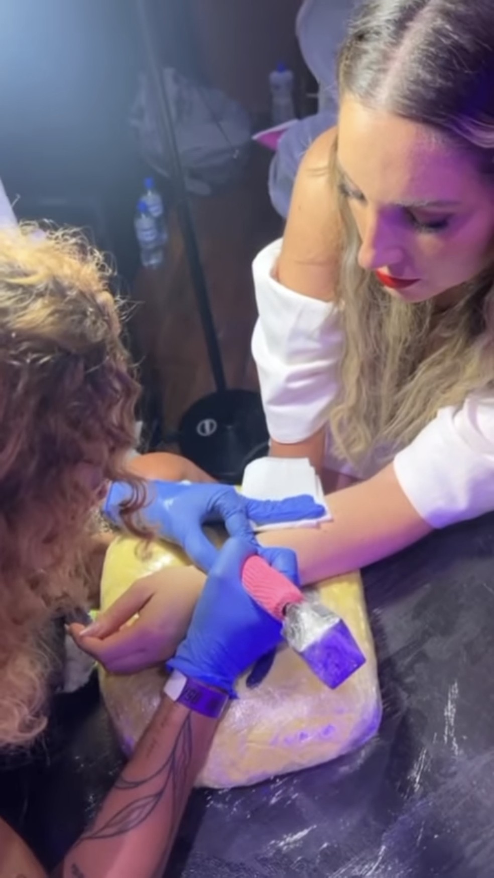 Amanda Meirelles, campeã do "BBB" 23, faz tatuagem na festa de Fred Bruno — Foto: Reprodução/Instagram