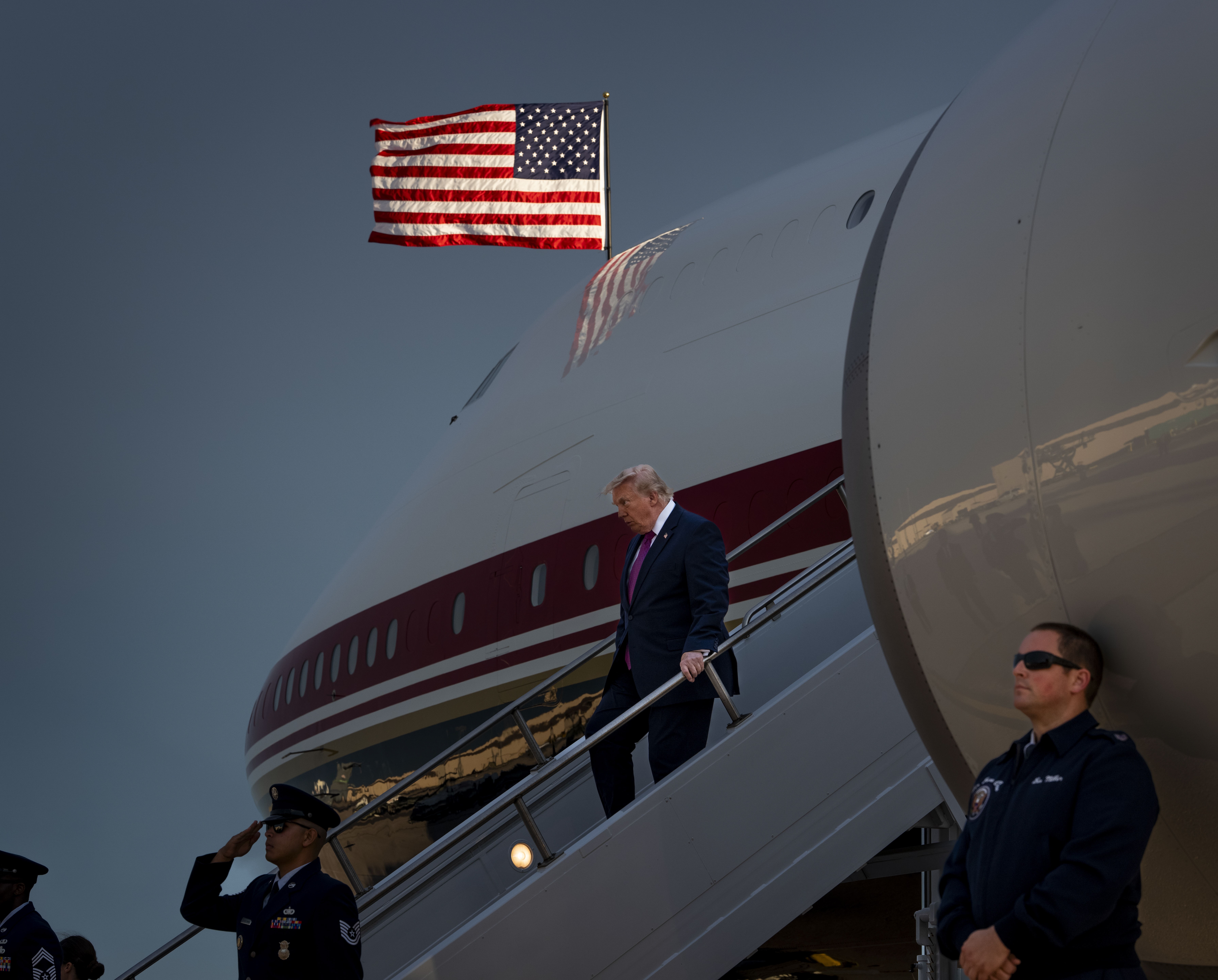 Ameaça iraniana ao Air Force One levou à troca de aeronave durante a cúpula da Otan, diz New York Times
