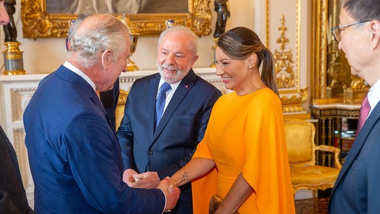 Lula conversa com rei Charles III em recepção no Palácio de Buckingham
