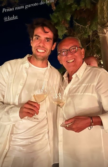 O ex-jogador Kaká posa ao lado do narrador Galvão Bueno em Ibiza, nas comemorações de casamento de Ronaldo — Foto: Reprodução