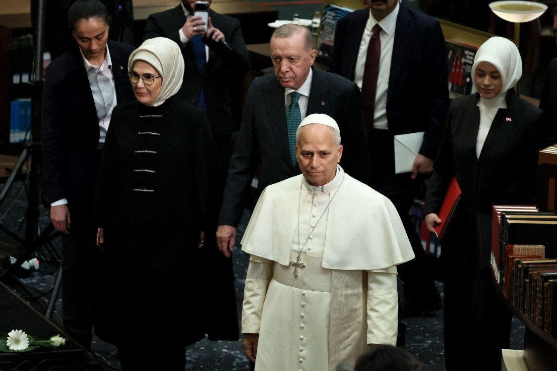 O Papa Leão XIV chegou à Turquia, dando início à sua primeira viagem internacional desde que assumiu o comando da Igreja Católica. — Foto: ADEM ALTAN