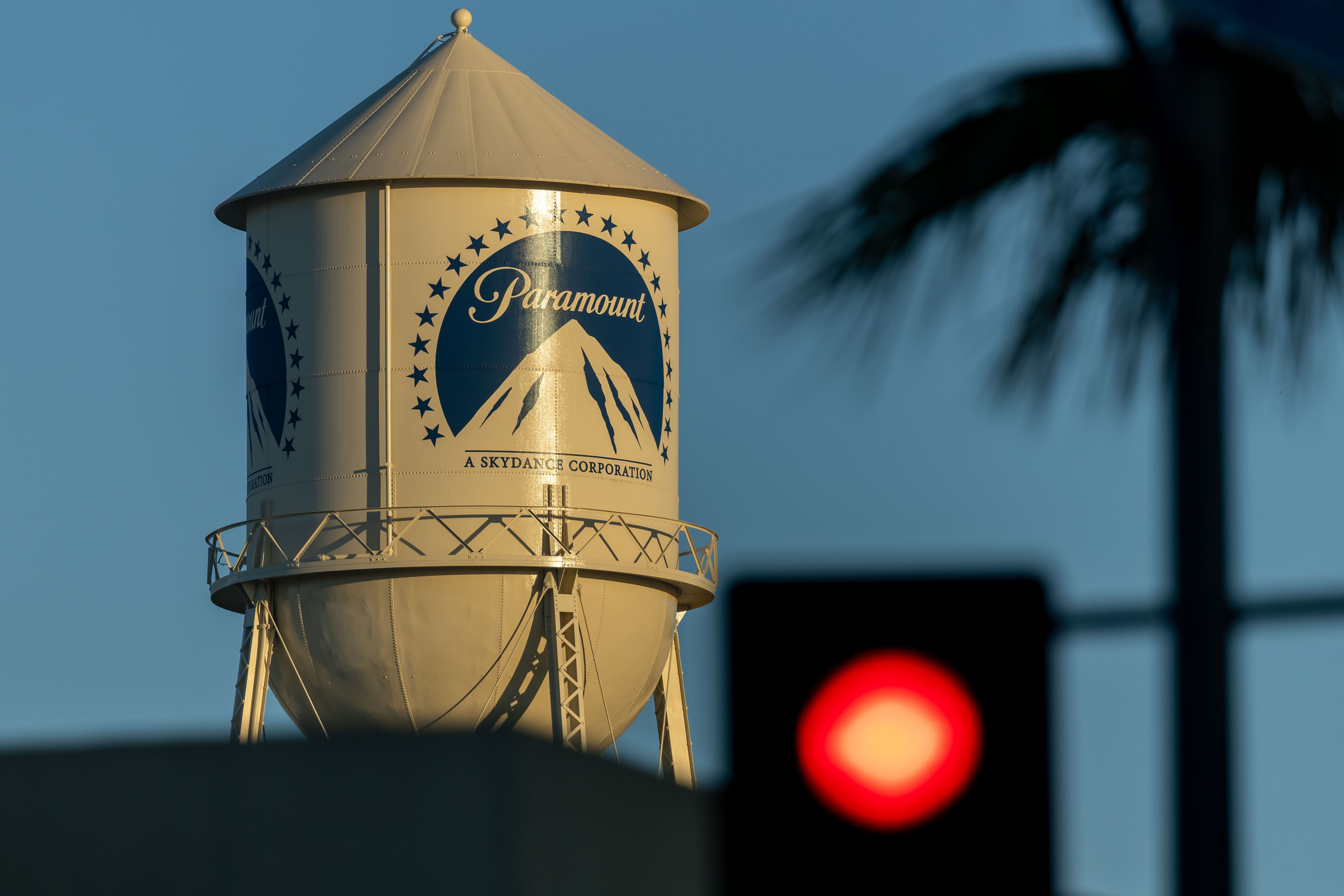 Paramount pede garantia de US$ 1,9 bilhão em ação sobre aquisição da Warner Bros.; entenda