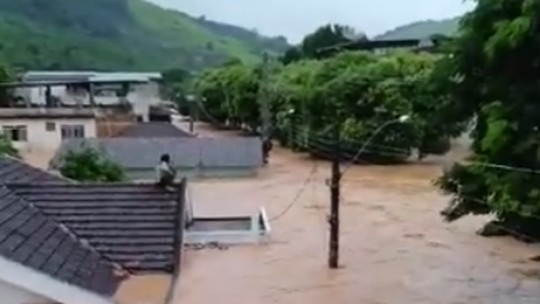 'É surreal': moradora mostra casas com água até o telhado em Mimoso do Sul, que concentra as 4 mortes pelas chuvas no ES até agora