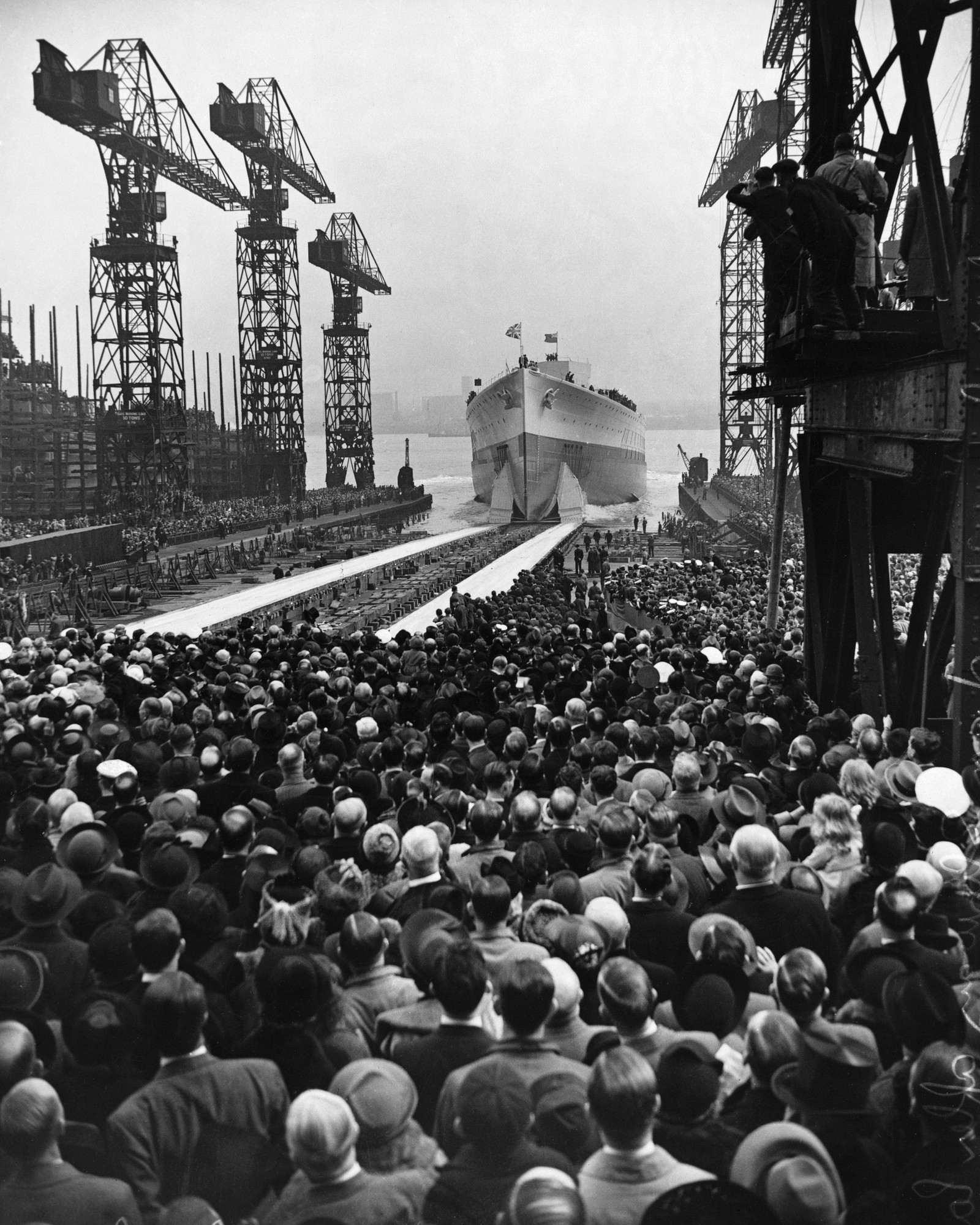 HMS Prince of Wales é lançado no Estaleiro Cammell Laird and Company diante de uma grande multidão — Foto: Latinstock