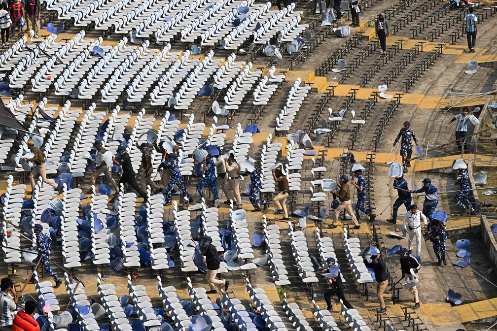 Supporters throw chairs onto the pitch after Messi's quick appearance on tour of India — Photo: Dibyangshu SARKAR / AFP