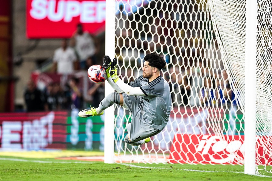 Rossi pegou dois pênaltis na final do Carioca