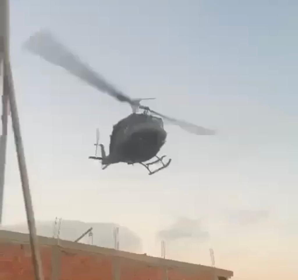 O helicóptero sobrevoa casas no Complexo da Maré — Foto: Reprodução