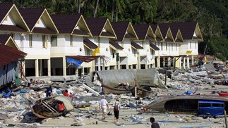 Destroços na Ilha Phi Phi, na Tailândia, em 27 de dezembro de 2004 — Foto: Roslan Rahman / AFP