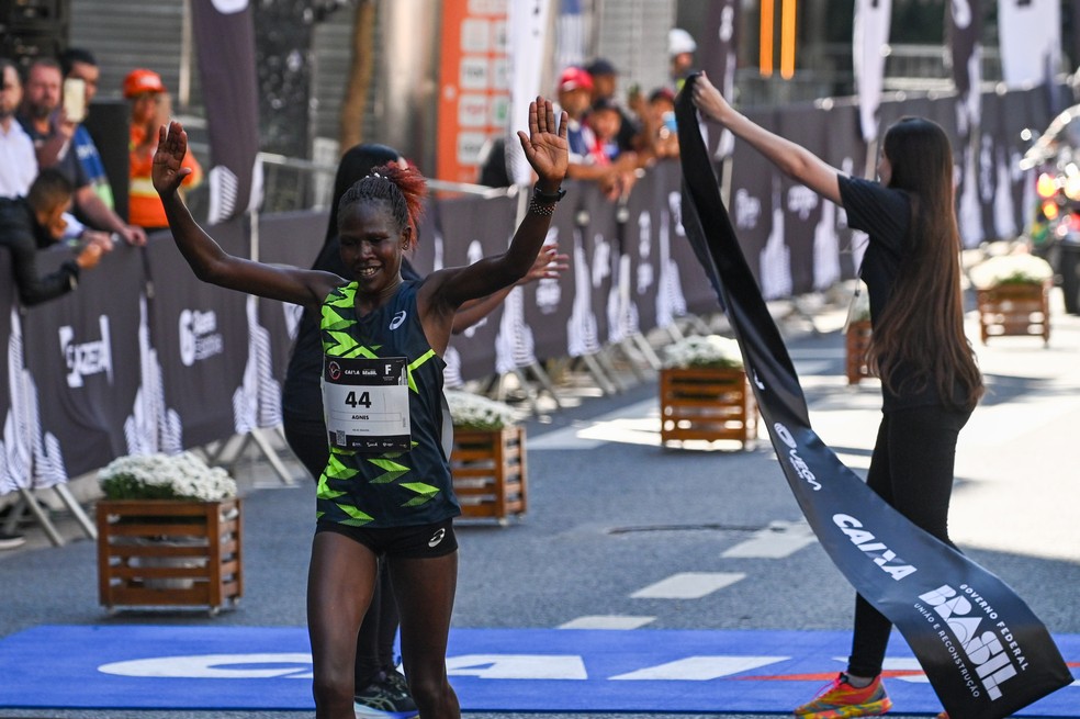 Chegada da Vencedora da São Silvestre Feminino, Agnes Keino, na 99° Maratona de São Silvestre — Foto: Roberto Sungi/Ato Press/Agência O Globo) Esportes