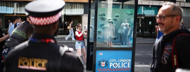 Banksy fecha semana que transformou Londres em zoológico com piranhas — Foto: HENRY NICHOLLS / AFP