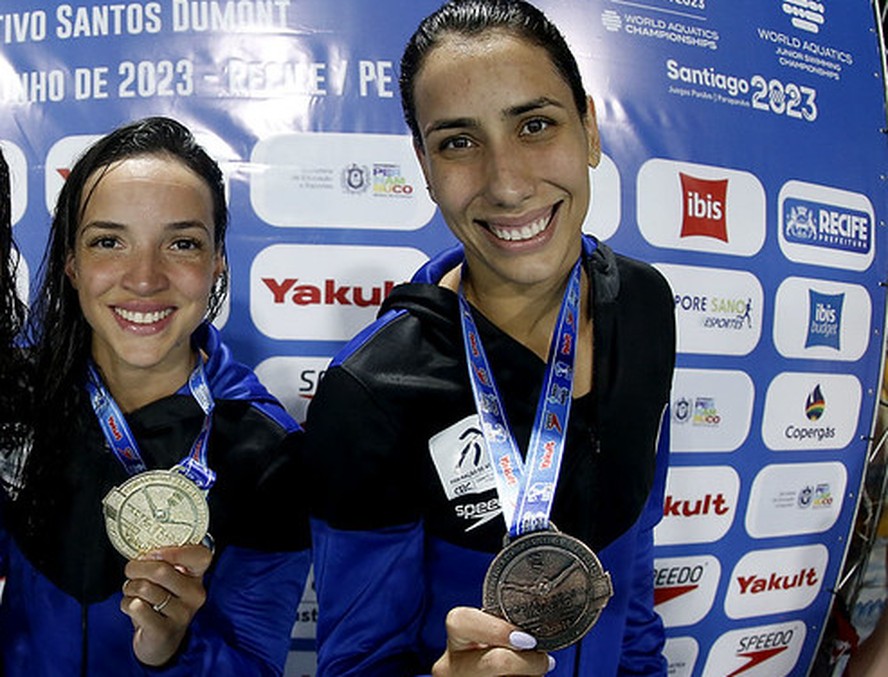 Jhennifer Conceição e Ana Vieira posam com suas medalhas no pódio dos 100m peito momentos antes da briga