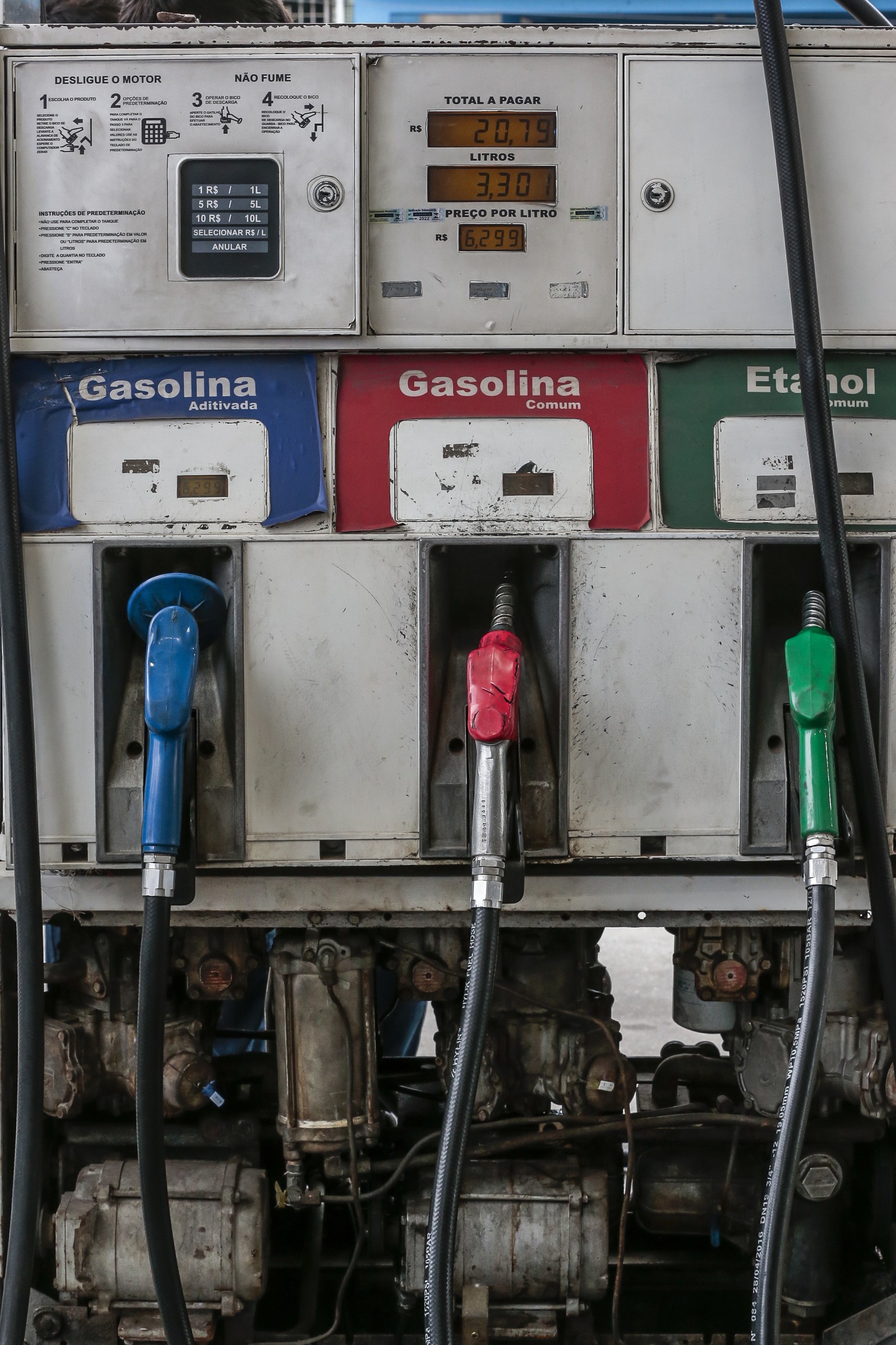 Os combustíveis foram os principais vilões da inflação em 2021. O etanol disparou 62,23% no ano passado. Já a gasolina, 47,49%. O gás de botijão subiu 36,99%. São preços que influenciam outros preços na economiaAgência O Globo