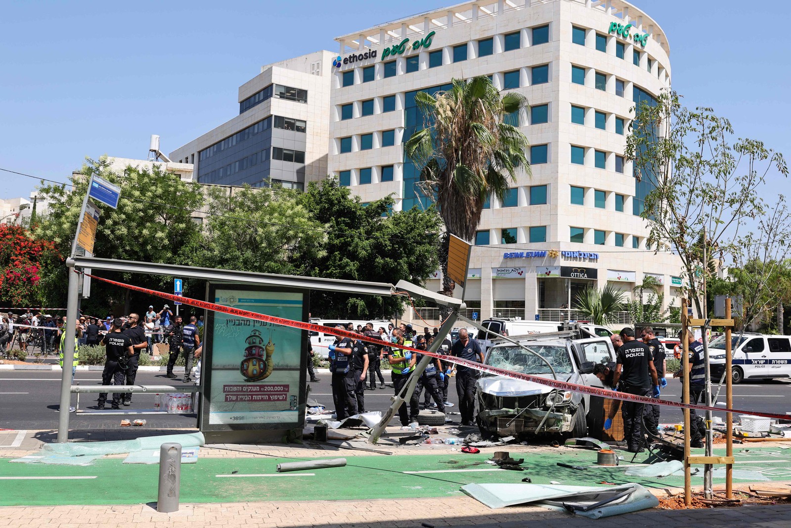 Membros da equipe de segurança e emergência israelense trabalham no local de um suposto ataque com um carro em Tel Aviv, em 4 de julho de 2023 — Foto: JACK GUEZ / AFP
