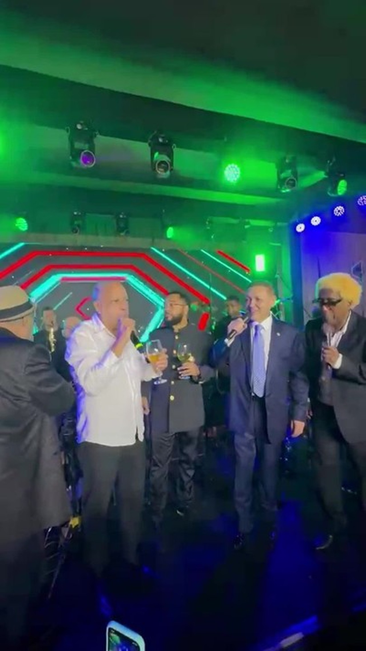 Em festa regada a uísque e charutos, Nunes Marques solta a voz ao lado de Jorge Aragão: 'Vou festejar'; veja vídeo