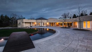 Mansão de Michael Jordan tem nove quartos, 15 banheiros, quadra de basquete personalizada, campo de golfe e piscina com borda infinita — Foto: Reprodução