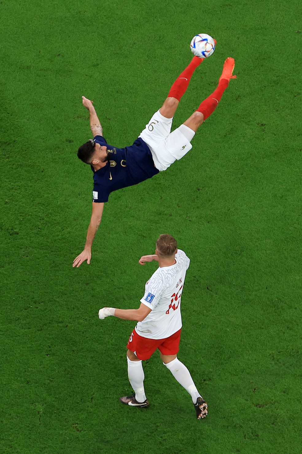 Os lances das partidas ganham uma plasticidade extra clicados do alto, como nesta disputa entre o francês Giroud e o polonês Glik — Foto: Buda Mendes / Getty Images